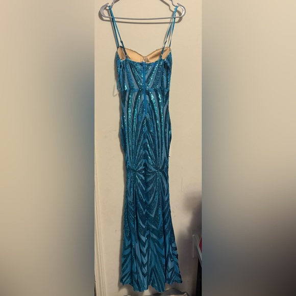 Beautiful Light blue sequin gown - Picture 3 of 4